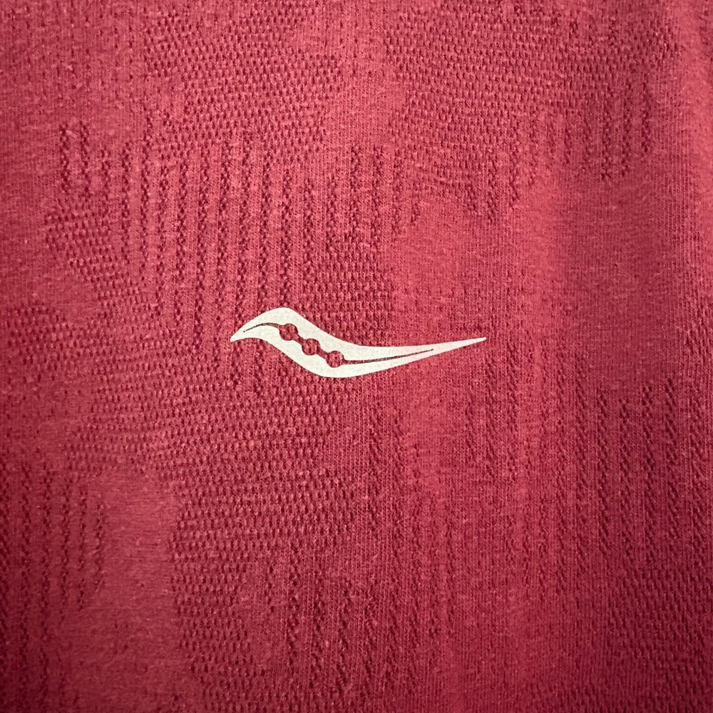 Saucony Mens Long Sleeve Running Shirt‎ Burgundy Maroon Textured Jacquard Medium - Picture 6 of 8